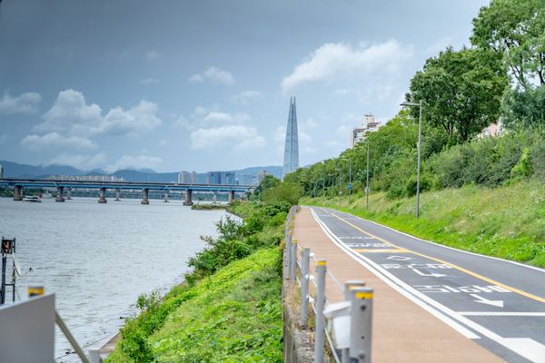 Hangang Park – A riverine retreat with diverse recreational amenities.